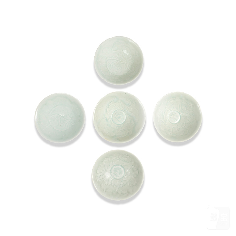 宋 青白釉刻花卉紋盤一組五件 | A GROUP OF FIVE QINGBAI 'FLORAL' LOBED DISHES - 图1